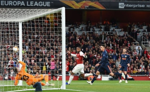 Lacazette đánh đầu ghi bàn - Bóng Đá