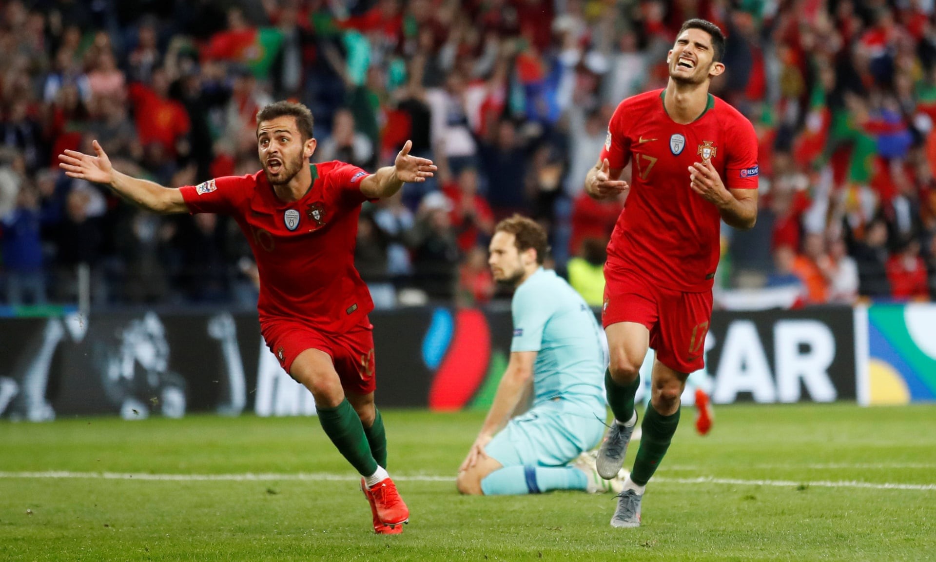 'Tay trái của anh ta không đủ mạnh' - Bóng Đá