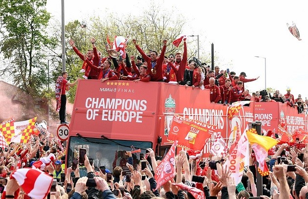 Trèo cột điện, leo nóc ô tô, CĐV Liverpool làm tất cả chỉ để thấy 