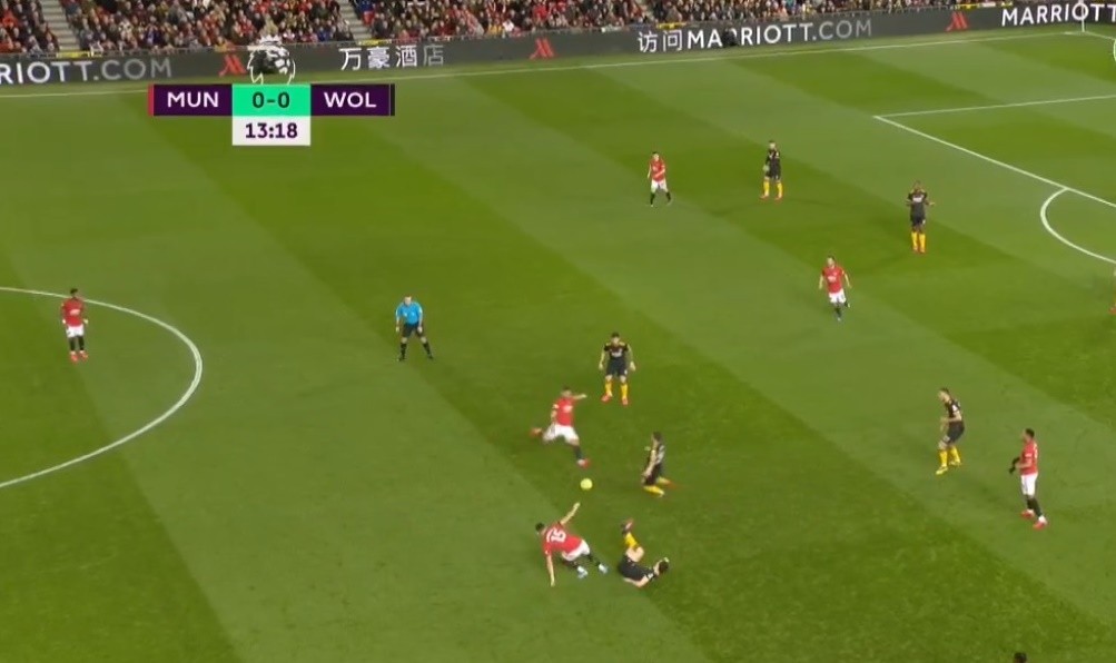 Bất chấp bị kê chân, Fernandes lao vào đá bay đồng hương - Bóng Đá