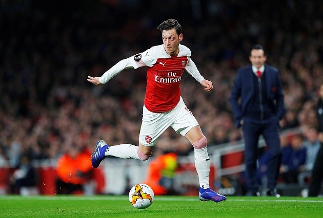 Ozil trở lại, Arsenal vượt qua BATE Borisov bằng đúng chất Emery - Bóng Đá