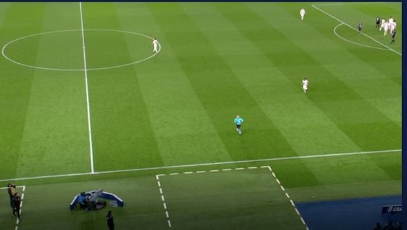 Khoảnh khắc VAR đưa Man Utd đi tiếp - Bóng Đá