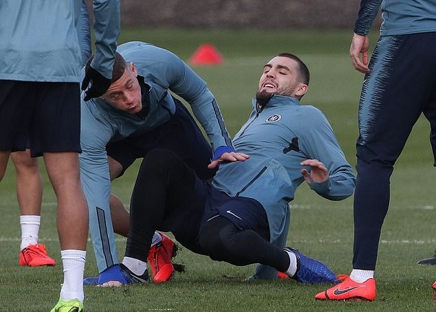 Bị Hazard làm ngơ, HLV Sarri trao đổi riêng với Higuain, Willian - Bóng Đá