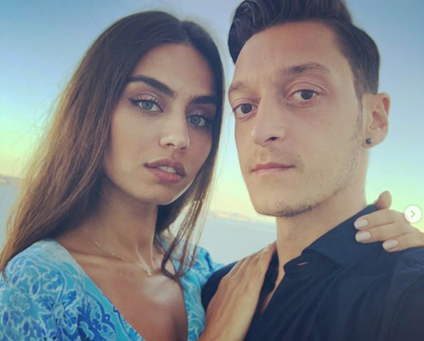 Bất đồng với Emery, Ozil cùng vợ rời nước Anh - Bóng Đá