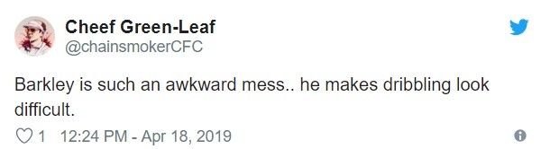 Biểu cảm khó đỡ của Ronaldo khi nâng cúp bạc - Bóng Đá