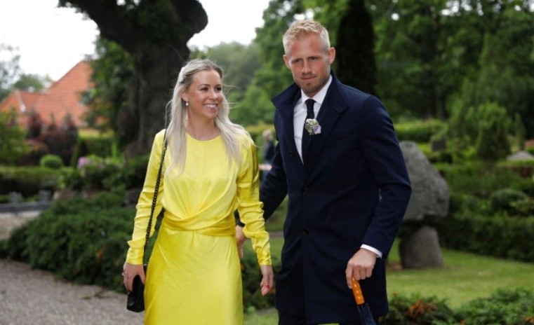 Man Utd legend Peter Schmeichel celebrates marriage to stunning Laura von Lindholm with big kiss - Bóng Đá