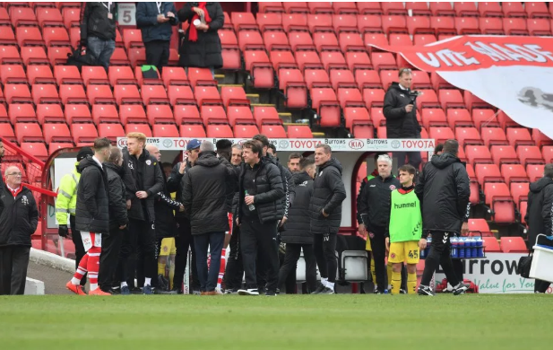 Hành hung với trợ lí, cựu sao Man City bị bắt ngay cổng SVĐ - Bóng Đá