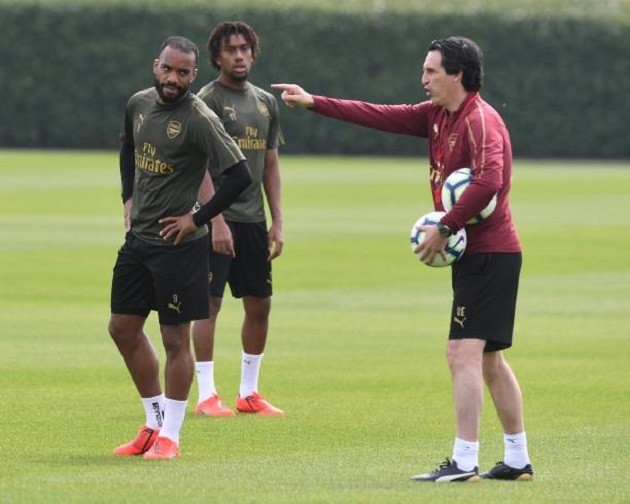 Dàn sao Arsenal, người nhăn nhó, người cúi mặt khi nghe Emery giáo huấn - Bóng Đá