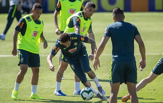 Vừa lên tuyển, Neymar đã luyện tuyệt kĩ 