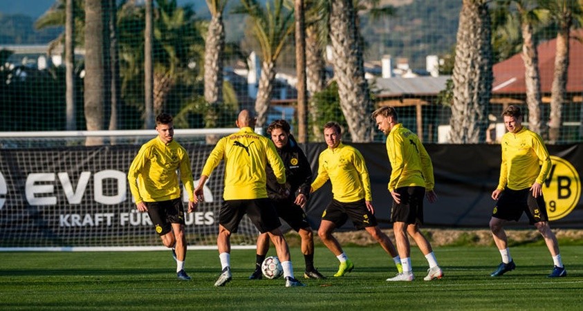 rling Haaland' as Borussia Dortmund striker poses on a beach after meeting up with new team-mates in Marbella - Bóng Đá
