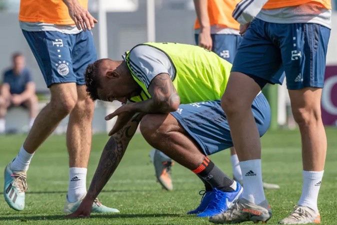 Thomas Müller knocks Jerome Boateng’s contact out with whack to the face - Bóng Đá