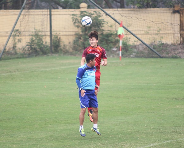 Odion Igahlo is all smiles as he steps out of the Lowry Hotel in Manchester, - Bóng Đá