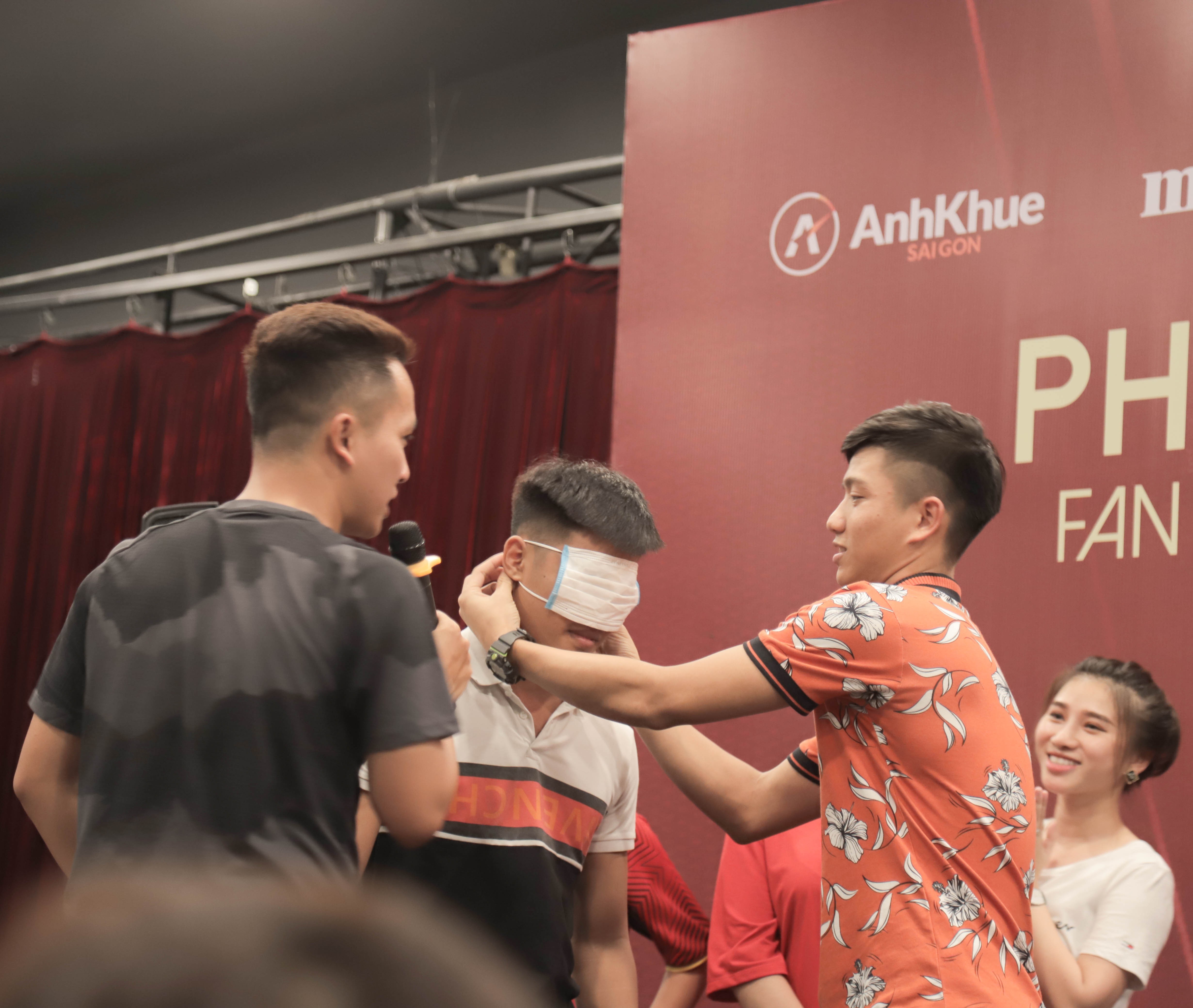  Phan Văn Đức “quẫy” tưng bừng tại buổi họp fan và mừng sinh nhật - Bóng Đá