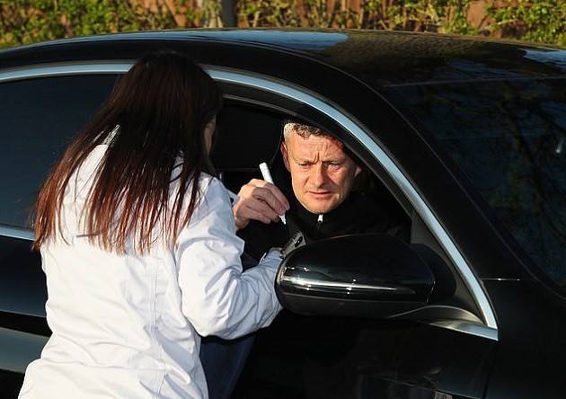 Thi đấu ngoan cường, Solskjaer được fan nữ 