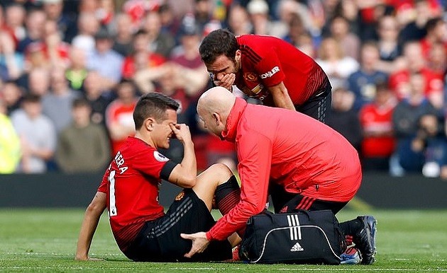 Tương lai bất định, Martial vẫn hạnh phúc bên người đẹp ở 