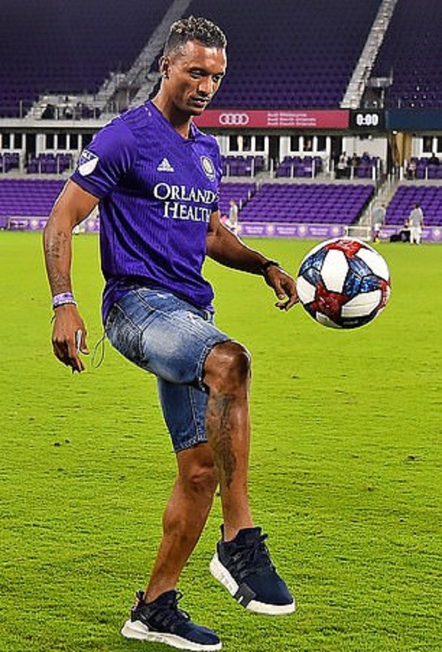 Alli ném chai nước, mời bạn gái cũ đến xem - Bóng Đá