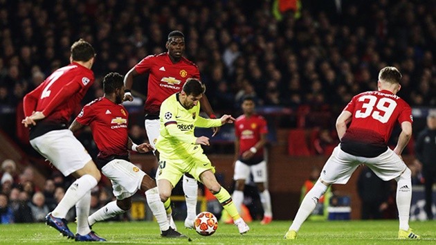 Alvaro Morata and stunning wife put on brave faces on trip out with twins as couple plan to move house after horrifying raid - Bóng Đá