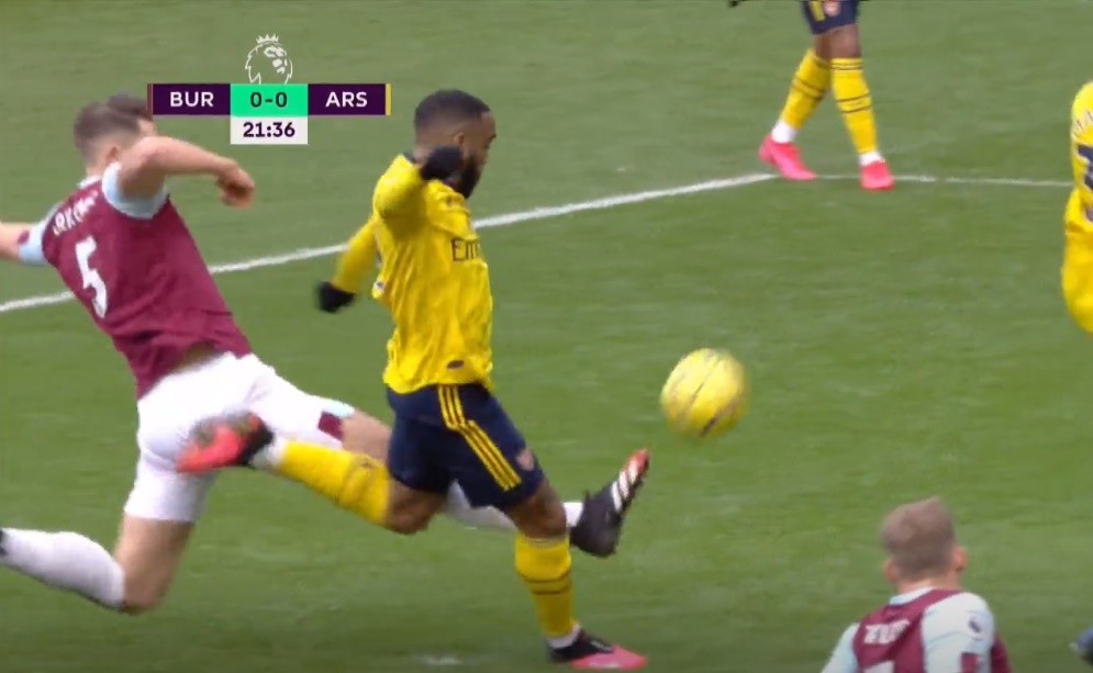 SỐC! Lacazette bị thủ quân Burnley 