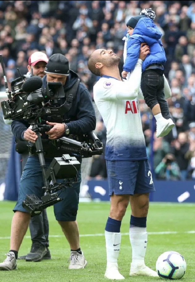 Tạo kỉ lục hiếm có, Lucas Moura vẫn ăn mừng theo cách bình dị nhất - Bóng Đá