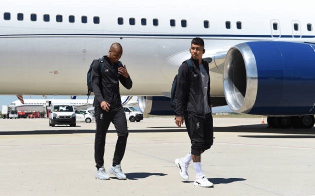 Vừa đặt chân xuống Madrid, dàn sao Liverpool đã được săn đón như 