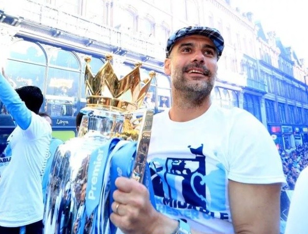 Man City cùng cổ động viên ăn mừng tưng bừng trên phố - Bóng Đá
