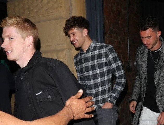 Man City stars Kompany, Silva, De Bruyne and Co celebrate historic Treble and say farewell to legendary skipper - Bóng Đá