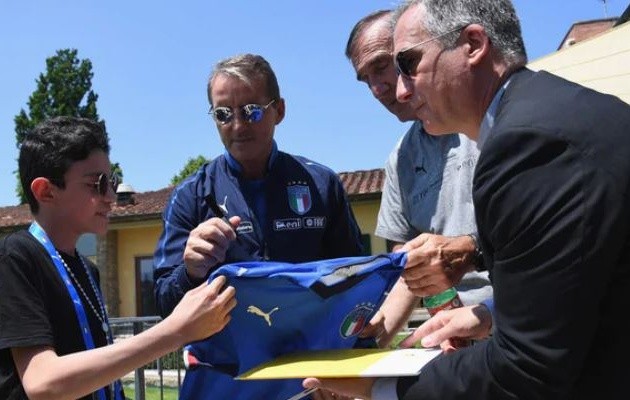 Chùm ảnh: Sao Azzurri đi thăm bệnh viện nhi Roma - Bóng Đá