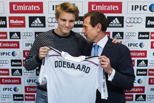 Odegaard vượt qua Busquets khiến NHM trầm trồ - Bóng Đá