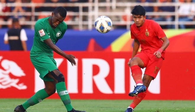 Đội nhà thua đau, NHM Thái Lan cay cú 