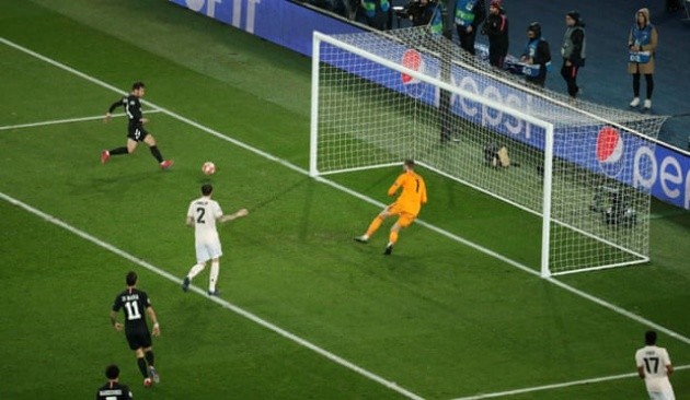 'Đã có sự tranh cãi giữa Young và Lindelof' - Bóng Đá