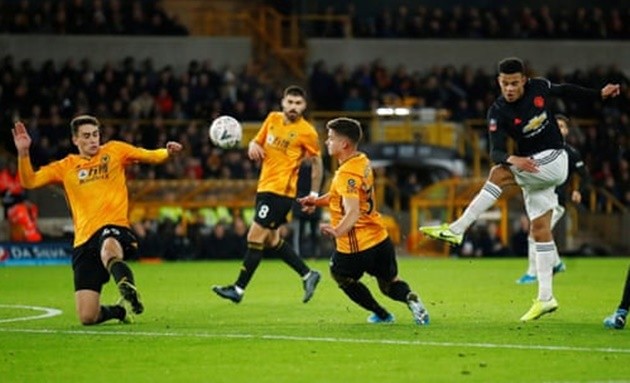 Đấu Man Utd, sát thủ Mexico chào hàng bằng kỹ thuật 