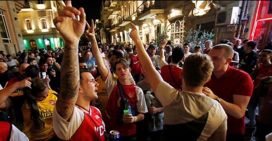 CĐV Arsenal và Chelsea đánh nhau vỡ đầu trước thềm CK - Bóng Đá