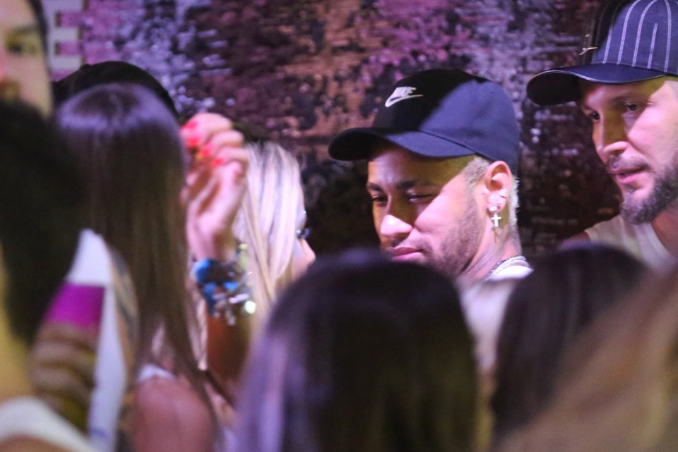 Mặc PSG triệu tập, Neymar vẫn vui vẻ đi quẩy - Bóng Đá