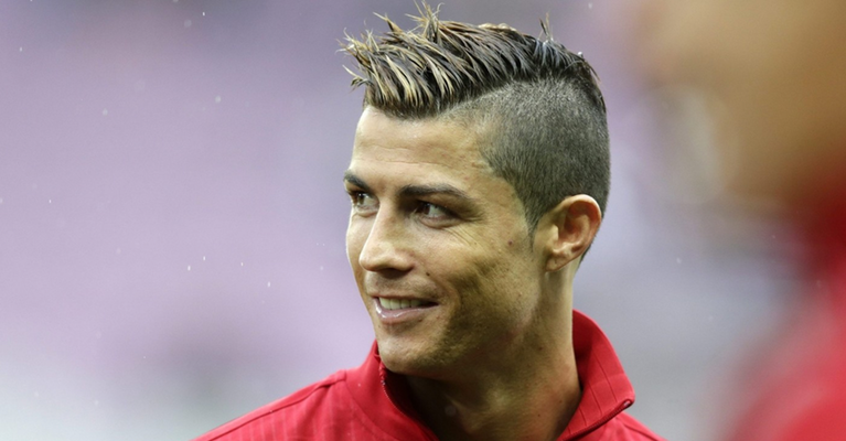 Ronaldo bảnh bao ra mắt viện cấy tóc - Bóng Đá