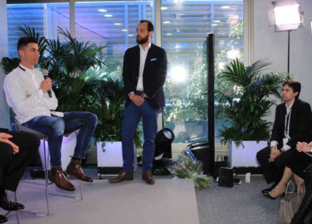 Ronaldo bảnh bao ra mắt viện cấy tóc - Bóng Đá