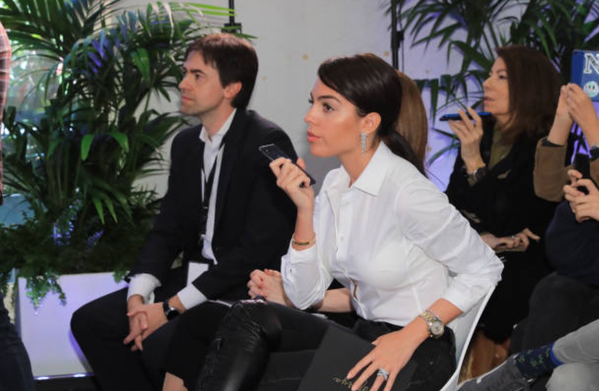 Ronaldo bảnh bao ra mắt viện cấy tóc - Bóng Đá