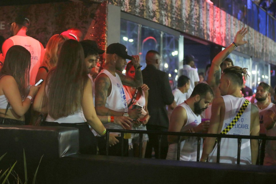 Mặc PSG triệu tập, Neymar vẫn vui vẻ đi quẩy - Bóng Đá