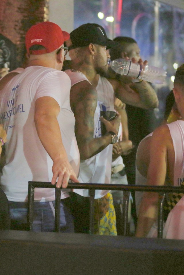 Mặc PSG triệu tập, Neymar vẫn vui vẻ đi quẩy - Bóng Đá