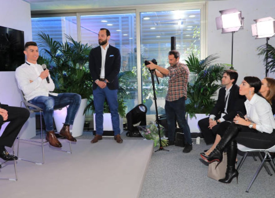 Ronaldo bảnh bao ra mắt viện cấy tóc - Bóng Đá