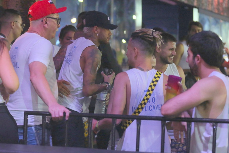 Mặc PSG triệu tập, Neymar vẫn vui vẻ đi quẩy - Bóng Đá