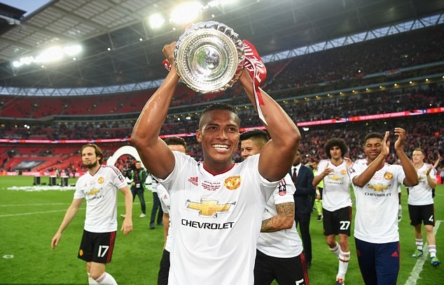 10 thành tựu vĩ đại của Valencia với Man Utd: Người Nam Mỹ đầu tiên! - Bóng Đá