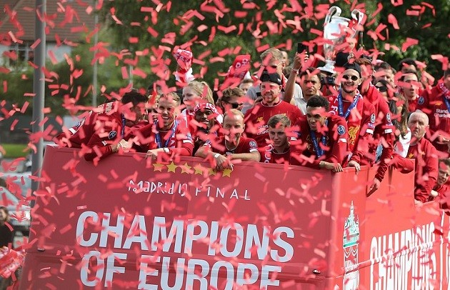 Trèo cột điện, leo nóc ô tô, CĐV Liverpool làm tất cả chỉ để thấy 