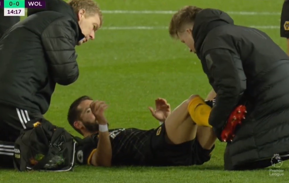 Bất chấp bị kê chân, Fernandes lao vào đá bay đồng hương - Bóng Đá