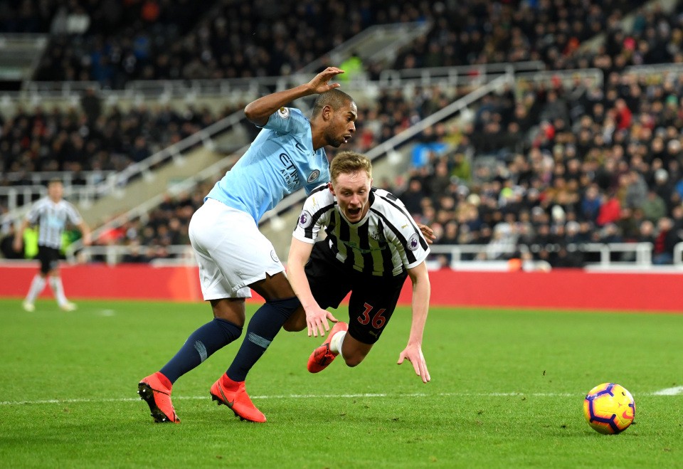 10 cầu thủ chơi bẩn nhất Premier League mùa 2018/19 - Bóng Đá