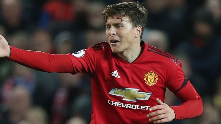 Cầu thủ Sunderland bị CĐV đối thủ hành hung ngay khi đang thi đấu - Bóng Đá