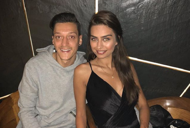 Bất đồng với Emery, Ozil cùng vợ rời nước Anh - Bóng Đá