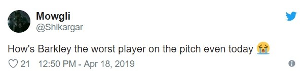 Biểu cảm khó đỡ của Ronaldo khi nâng cúp bạc - Bóng Đá