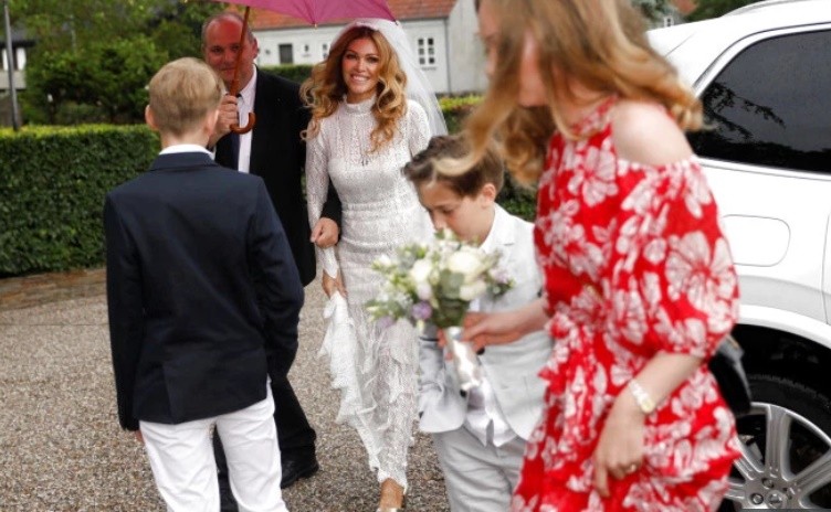 Man Utd legend Peter Schmeichel celebrates marriage to stunning Laura von Lindholm with big kiss - Bóng Đá
