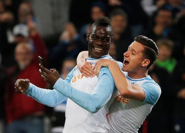 Lập siêu phẩm, Balotelli ăn mừng có 1-0-2 - Bóng Đá