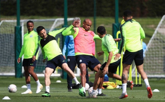 Chưa đấu Watford, Pep Guardiola đã tập ăn mừng chức vô địch - Bóng Đá